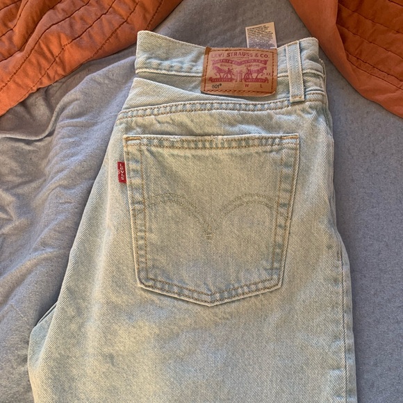 Levi’s high waisted 501’s light wash. L30 W28. Only worn once. - Picture 4 of 5